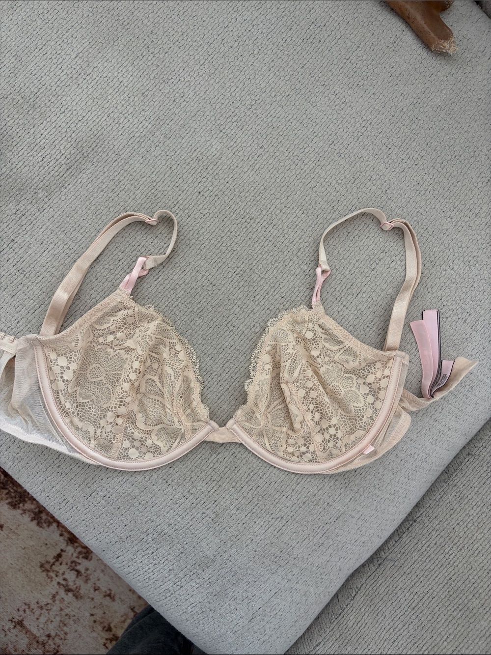 Victoria's Secret Lace Underwire Bra in Nude